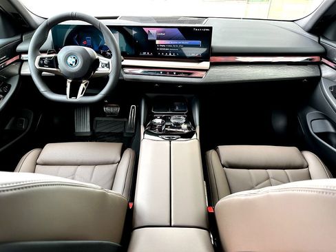 New 2026 BMW 550e xDrive w/ Executive Package image 21