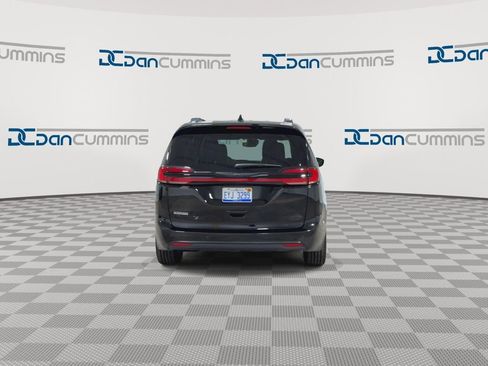 Used 2025 Chrysler Pacifica Limited FWD image 7