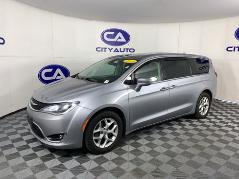 Used 2020 Chrysler Pacifica Touring w/ Tire & Wheel Group FWD image 7