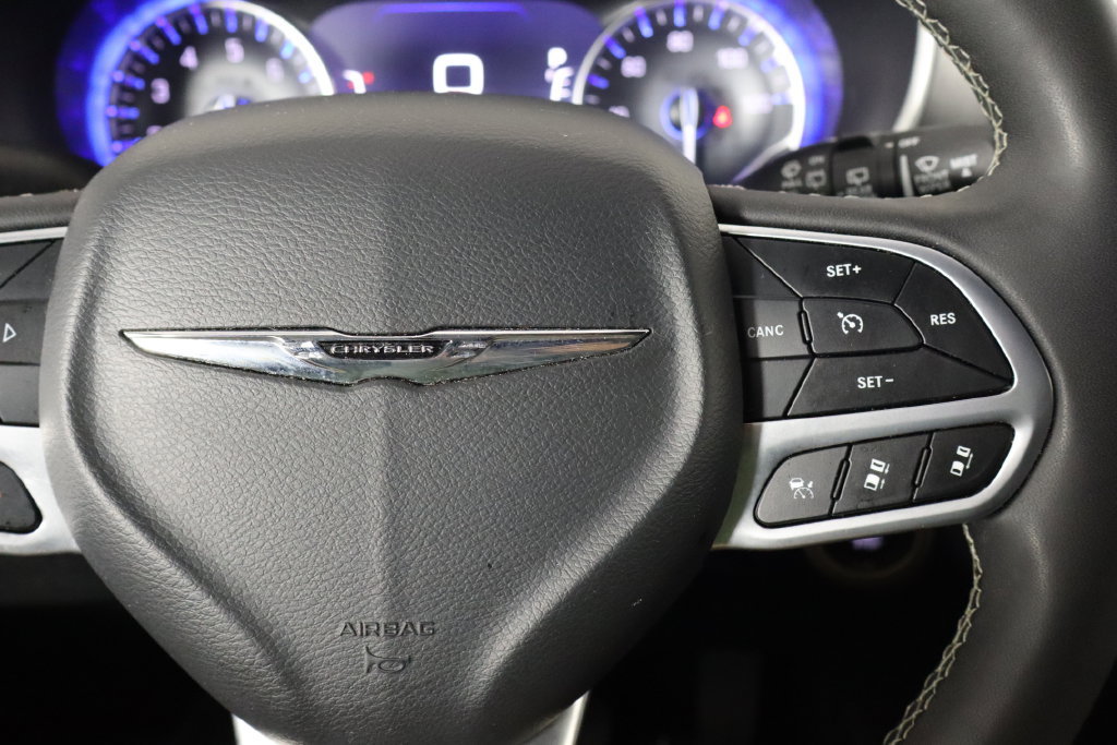 Used 2025 Chrysler Pacifica Select FWD image 10
