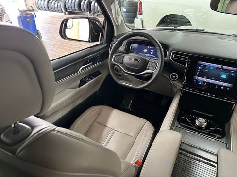 Certified 2024 Jeep Wagoneer Series III AWD/4WD image 15