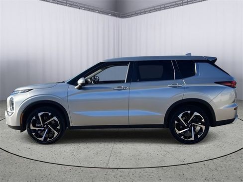 Used 2024 Mitsubishi Outlander SE image 3