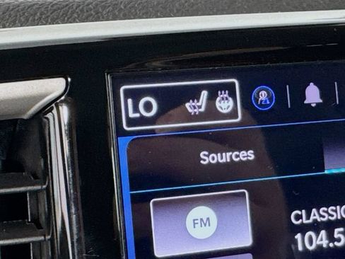 Used 2024 Chrysler Pacifica Touring-L FWD image 20
