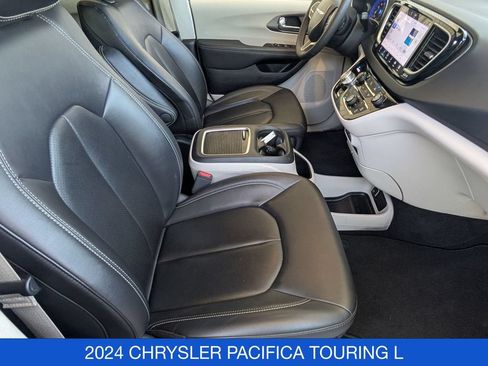 Used 2024 Chrysler Pacifica Touring-L FWD image 33