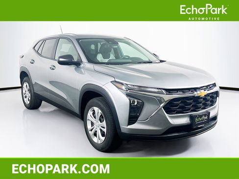 Used 2024 Chevrolet Trax LS FWD image 1