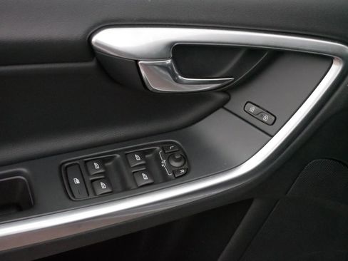 Used 2018 Volvo V60 T5 Cross Country w/ Convenience Package image 19