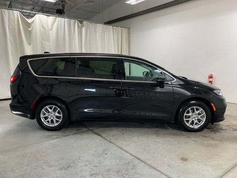 Used 2024 Chrysler Pacifica Touring-L FWD image 29
