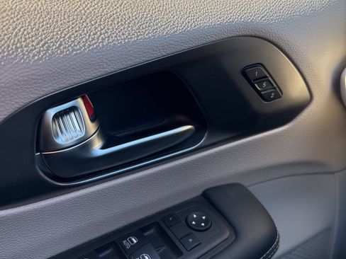 Used 2023 Chrysler Pacifica Touring-L image 19