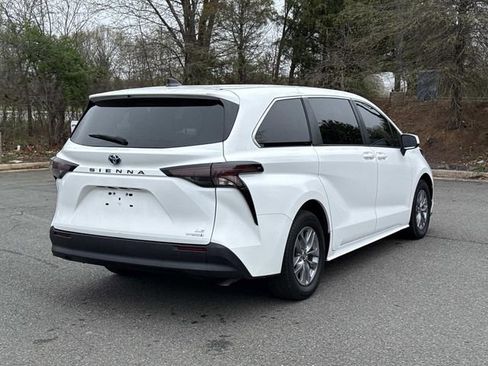 Used 2023 Toyota Sienna LE image 2