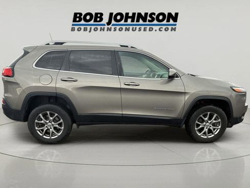 Used 2018 Jeep Cherokee Latitude Plus w/ Cold Weather Group AWD/4WD image 2