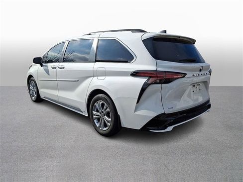 Used 2023 Toyota Sienna XSE w/ XSE Plus Package image 6