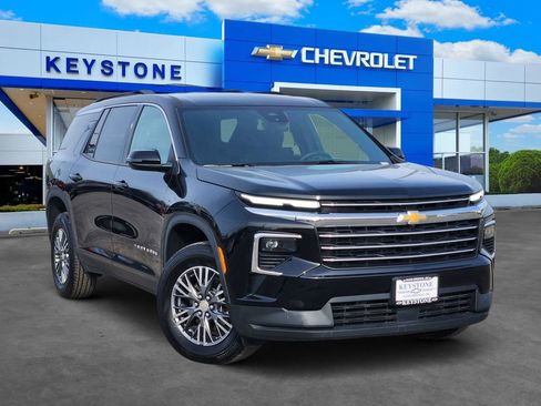Used 2025 Chevrolet Traverse LT image 1