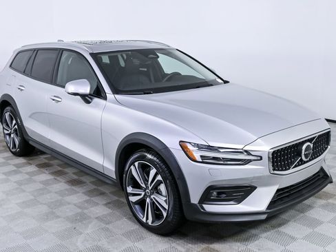 Certified 2025 Volvo V60 B5 Cross Country Plus image 26