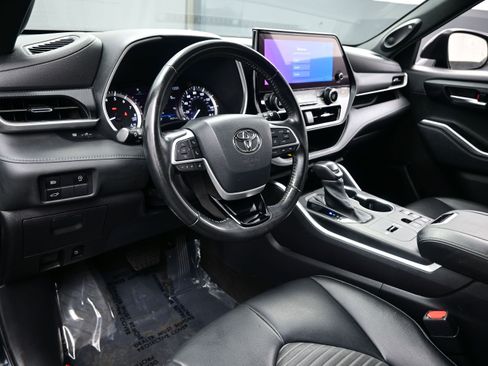 Used 2023 Toyota Highlander XSE FWD image 13