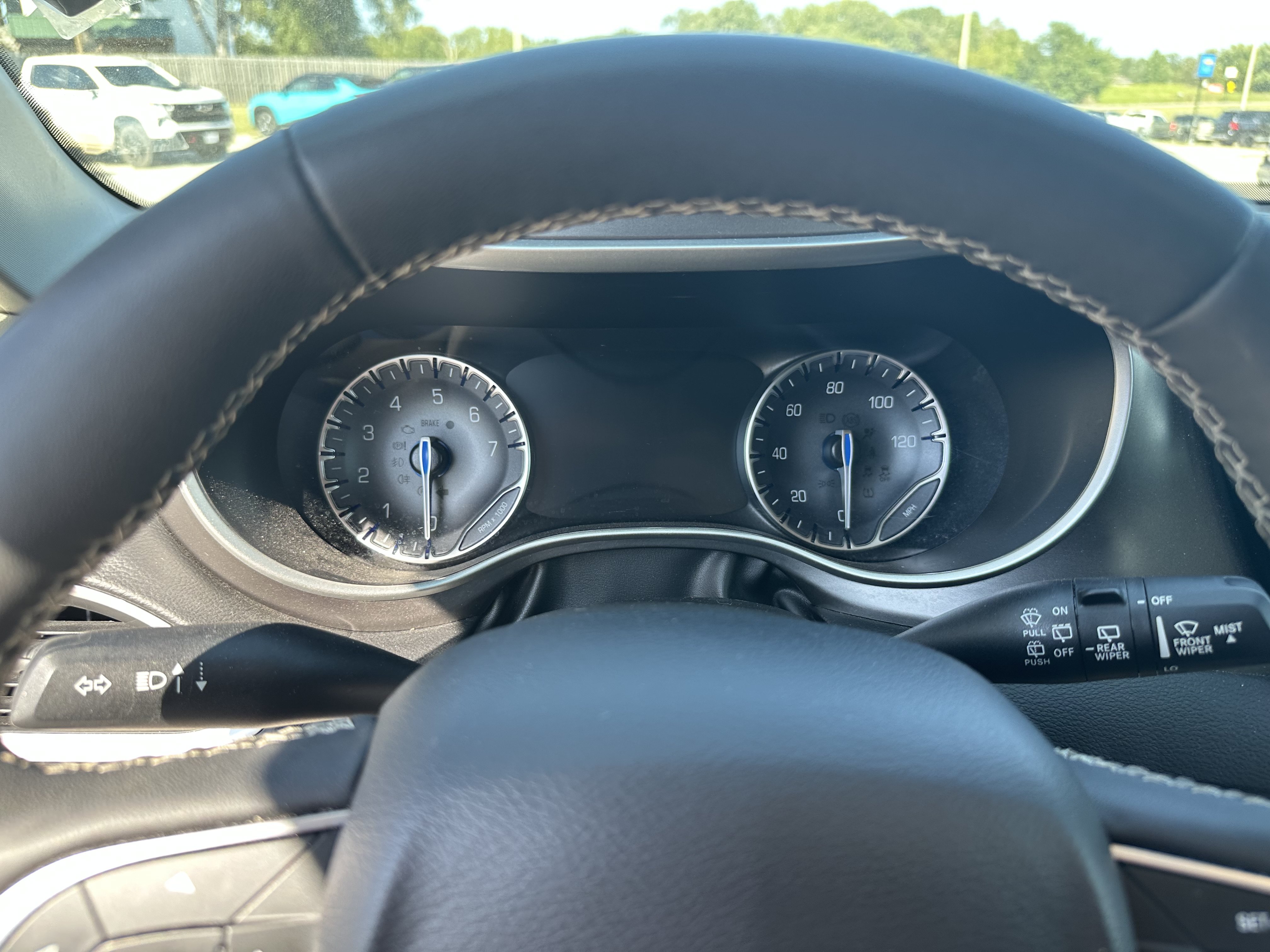 Used 2024 Chrysler Pacifica Touring-L FWD image 2
