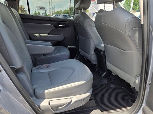 Used 2022 Toyota Highlander XLE FWD image 17