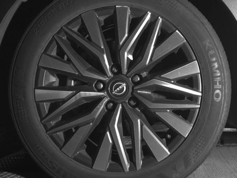 Used 2025 Nissan Altima 2.5 SV FWD image 12