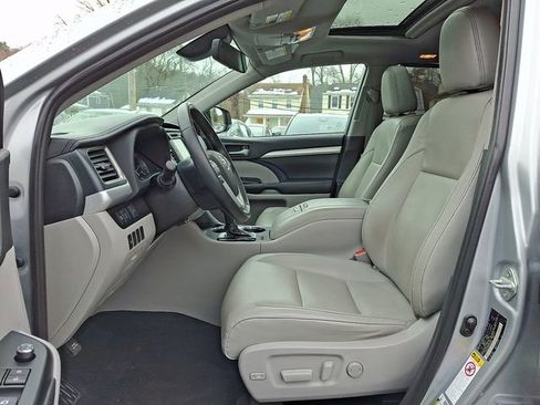 Used 2019 Toyota Highlander XLE image 14
