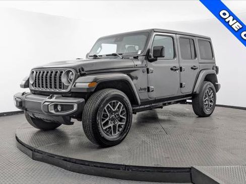 Used 2025 Jeep Wrangler Unlimited Sahara AWD/4WD image 2