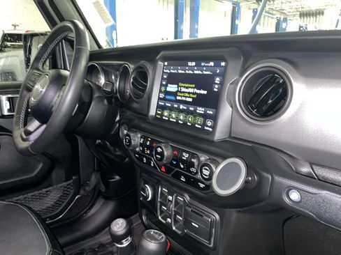 Used 2023 Jeep Gladiator Sport S image 31