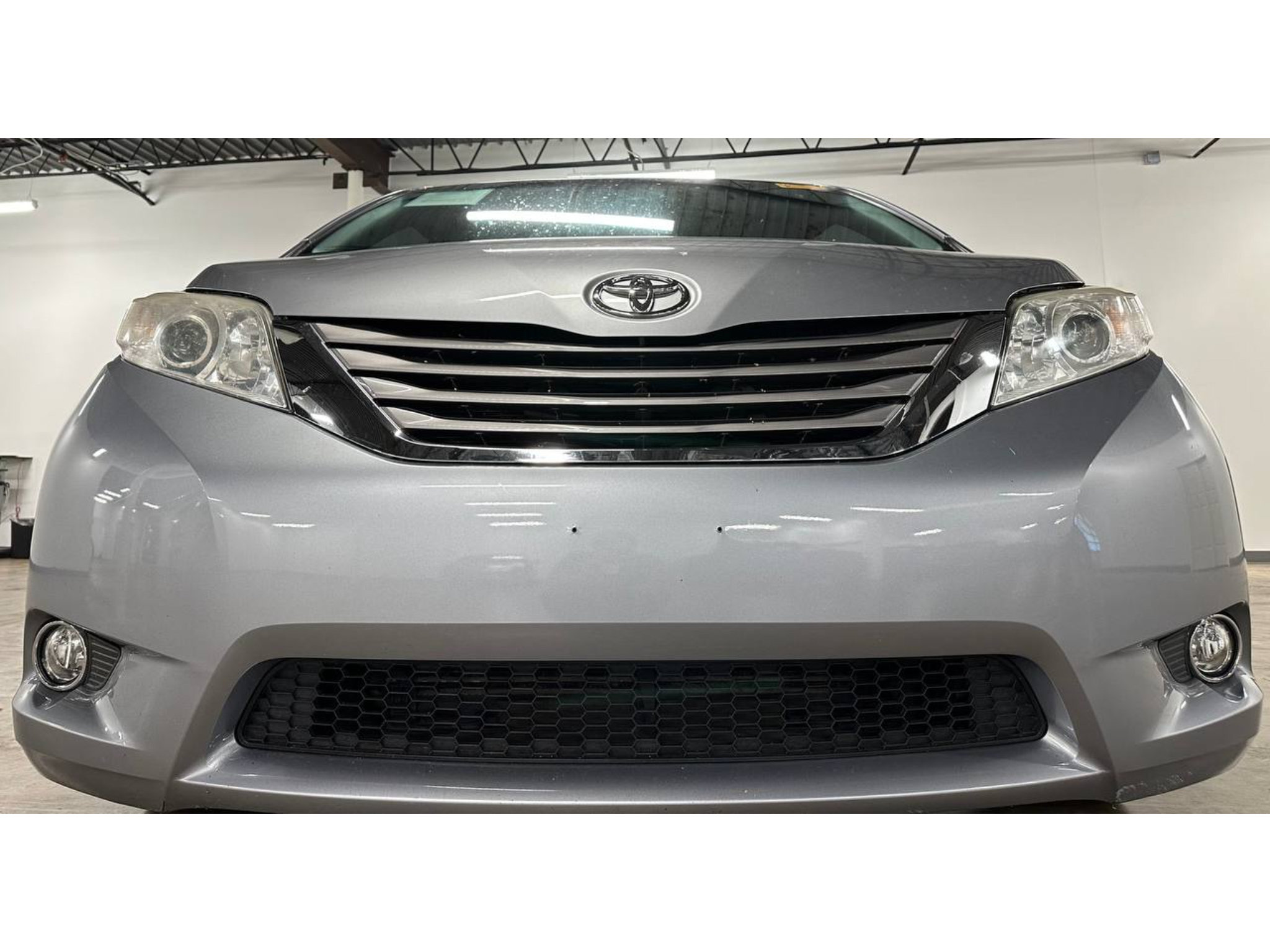 Used 2017 Toyota Sienna XLE w/ XLE Navigation Package FWD image 3