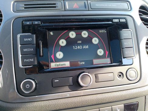 Used 2013 Volkswagen Tiguan SEL FWD image 18