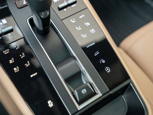 Used 2025 Porsche Macan image 20