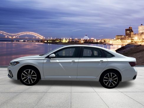 Used 2025 Volkswagen Jetta SE FWD image 2