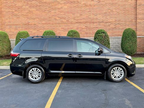 Used 2017 Toyota Sienna XLE w/ XLE Navigation Package FWD image 3