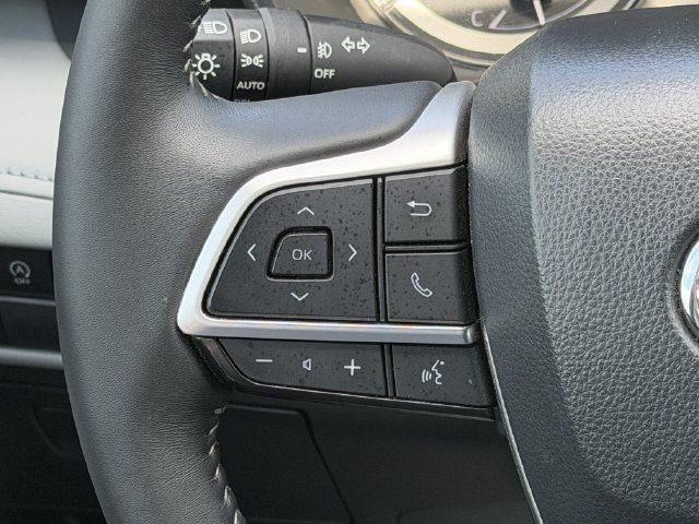 Used 2025 Toyota Highlander LE FWD image 12
