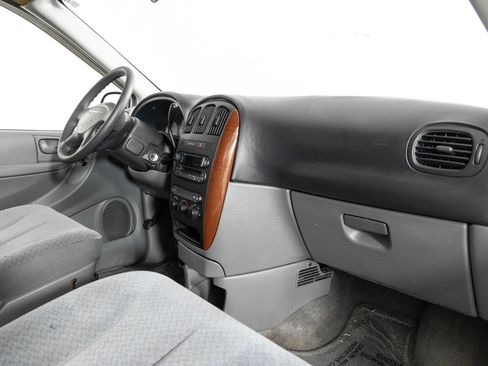 Used 2006 Chrysler Town & Country LX image 26