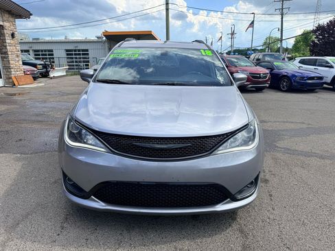 Used 2018 Chrysler Pacifica Limited w/ S Appearance Package FWD image 2