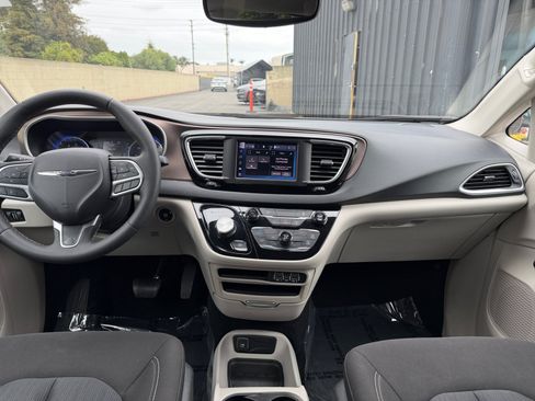 Used 2023 Chrysler Voyager LX FWD image 13