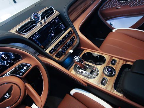 New 2025 Bentley Bentayga image 17