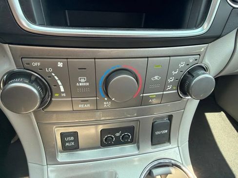 Used 2013 Toyota Highlander SE FWD image 15