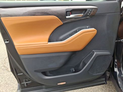 Used 2024 Toyota Highlander Platinum image 14