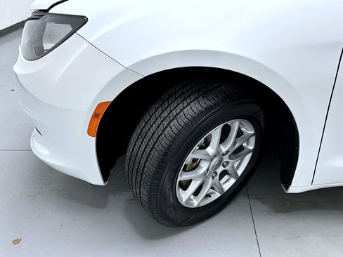 Used 2023 Chrysler Voyager LX image 22
