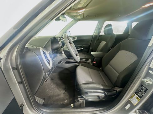 Used 2025 Kia Soul LX w/ LX Technology Package FWD image 13