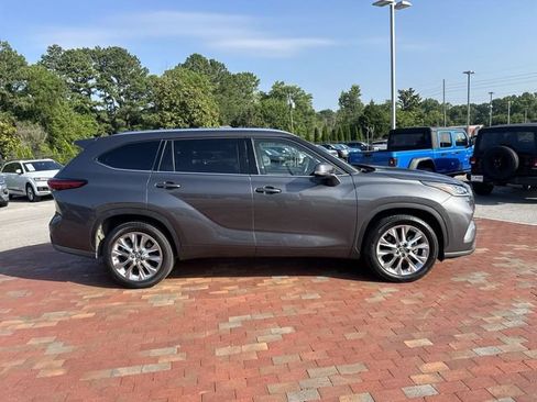 Used 2023 Toyota Highlander Limited FWD image 16