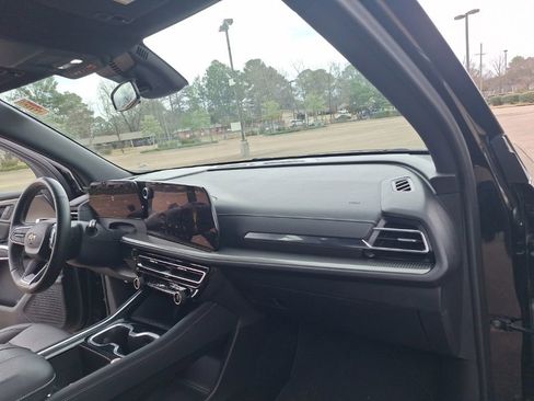 Used 2025 Chevrolet Traverse LT image 32