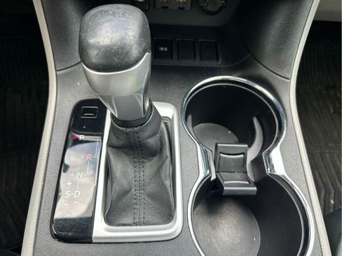 Used 2019 Toyota Highlander Plus FWD image 17