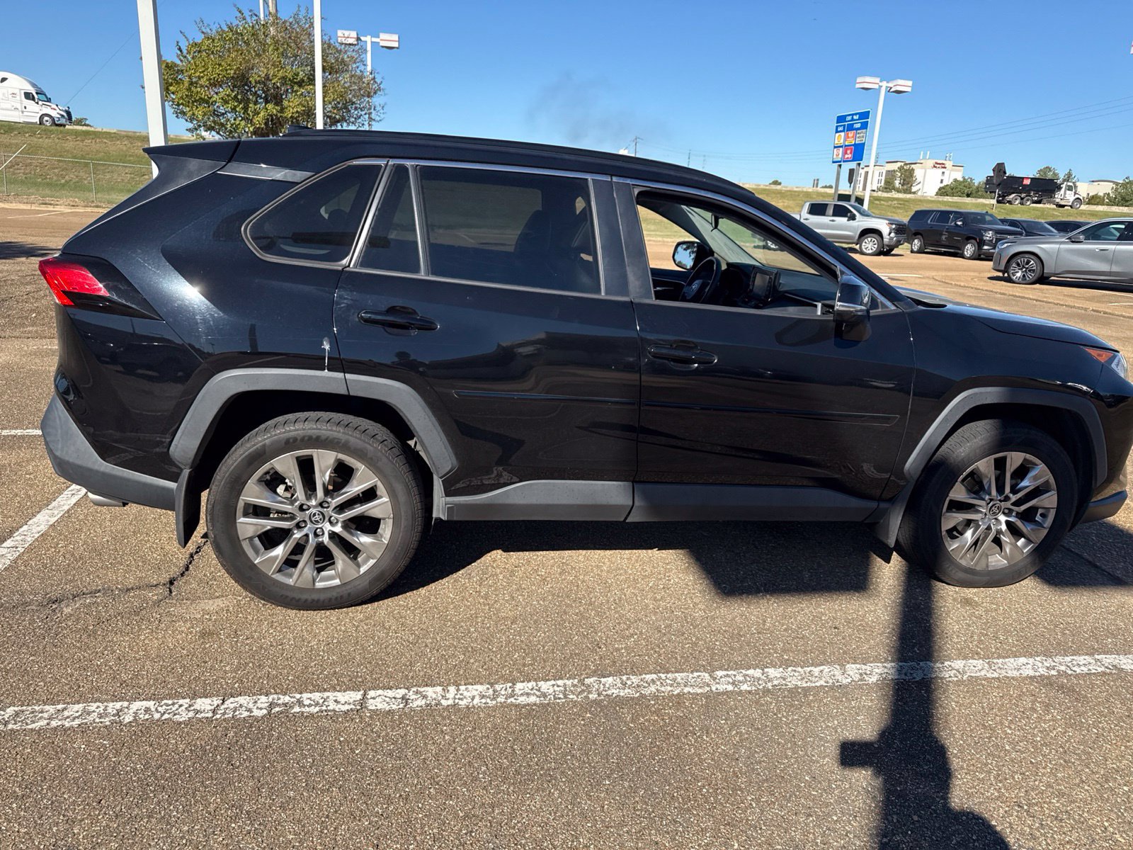 Used 2021 Toyota RAV4 XLE Premium FWD image 4