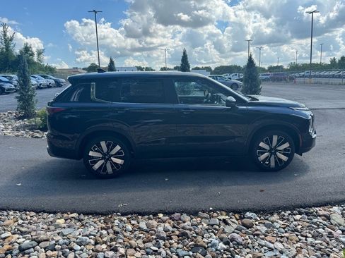 New 2025 Mitsubishi Outlander SE image 6