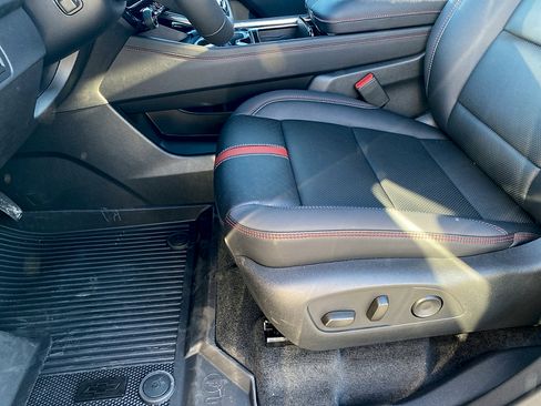New 2026 Chevrolet Traverse RS w/ LPO, Floor Liner Package FWD image 25