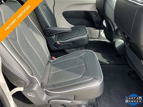 Certified 2024 Chrysler Pacifica Limited image 22