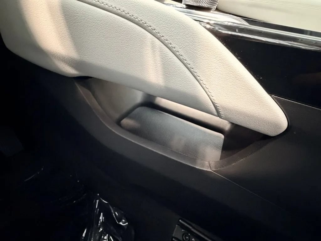 Used 2025 Buick Envision Avenir AWD/4WD image 62