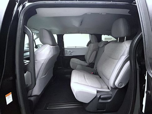Used 2026 Toyota Sienna LE FWD image 19