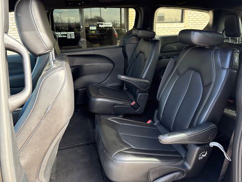Used 2025 Chrysler Pacifica Select image 4
