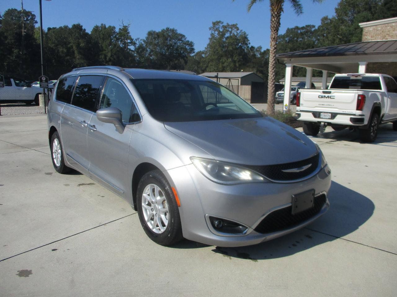 Used 2020 Chrysler Pacifica Touring-L FWD image 3