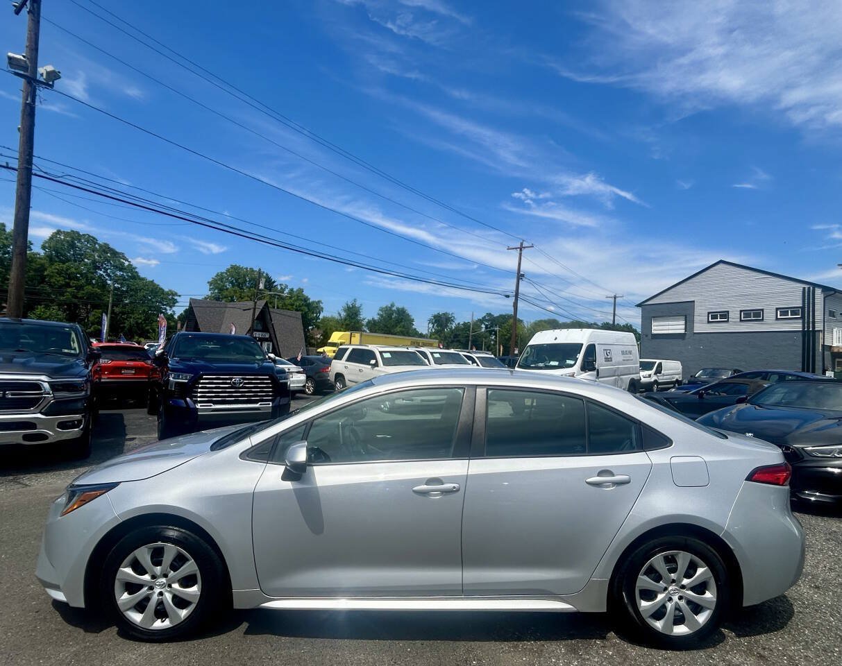 Used 2021 Toyota Corolla LE FWD image 2